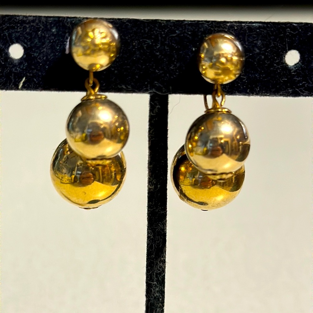Vintage Marvella gold tone 3 metal ball clip on earrings (463)